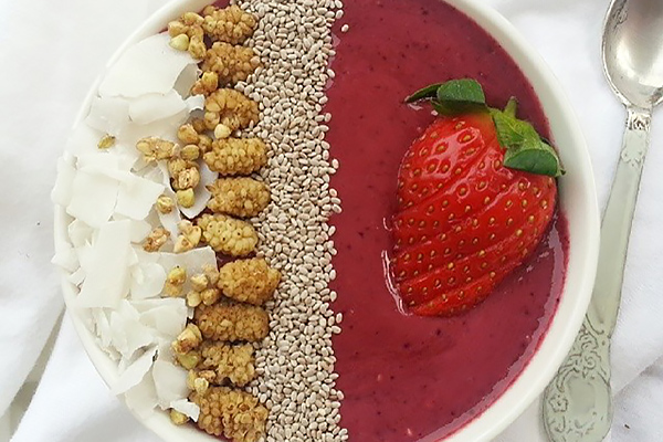 Berrylicious acai smoothie bowl topped with coconut chips, buckinis & white mulberries, chia seeds & a luscious strawberry. From happywife__healthylife.