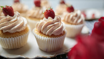 White Chocolate & Strawberry Cupcakes